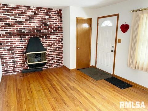 Single Family Residence in Clinton IA 517 HIGHVIEW Drive.jpg