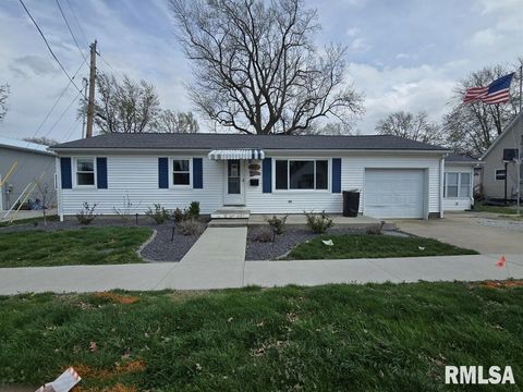 Single Family Residence in Auburn IL 511 N 5TH Street.jpg