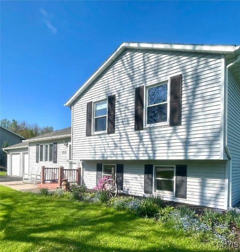 Single Family Residence in Canastota NY 240 Rosewood Circle.jpg
