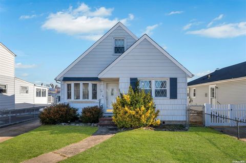 Single Family Residence in Amity Harbor NY 52 Coolidge Avenue.jpg