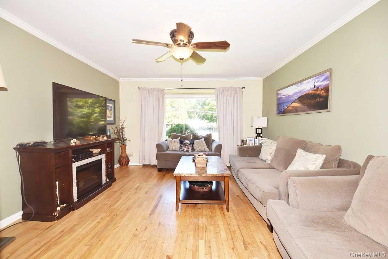 90 Cornell Dr, Smithtown, NY 11787 photo