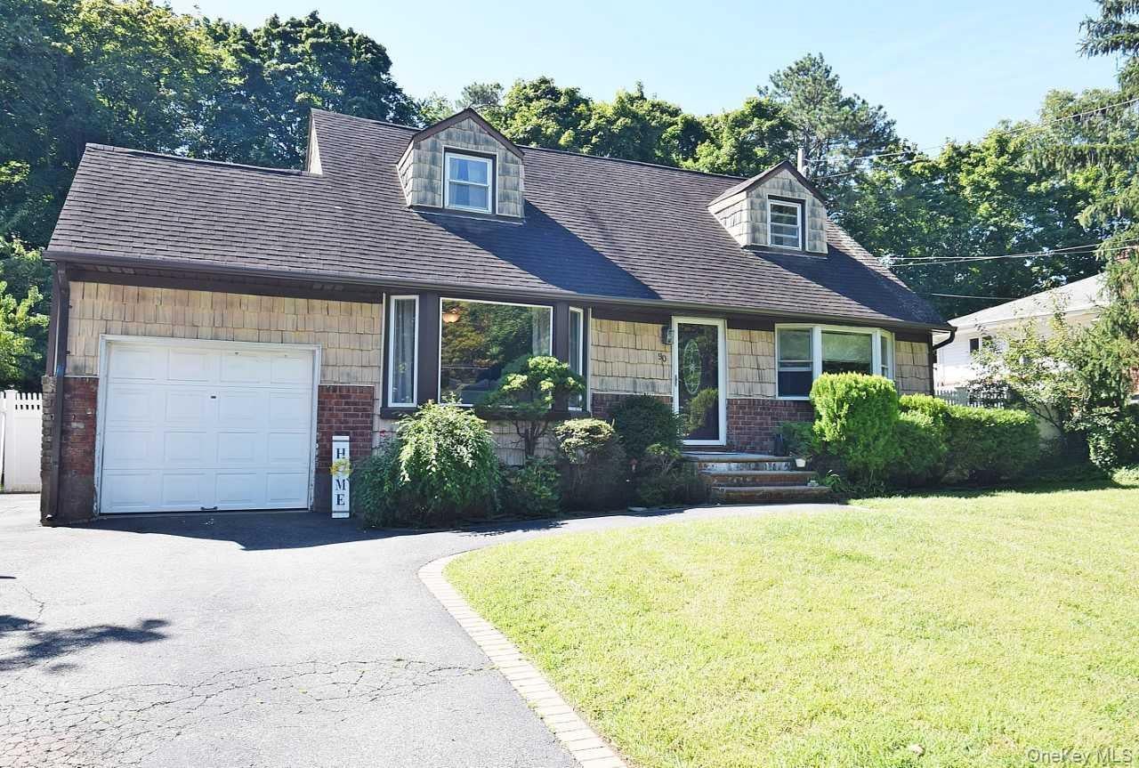 90 Cornell Dr, Smithtown, NY 11787