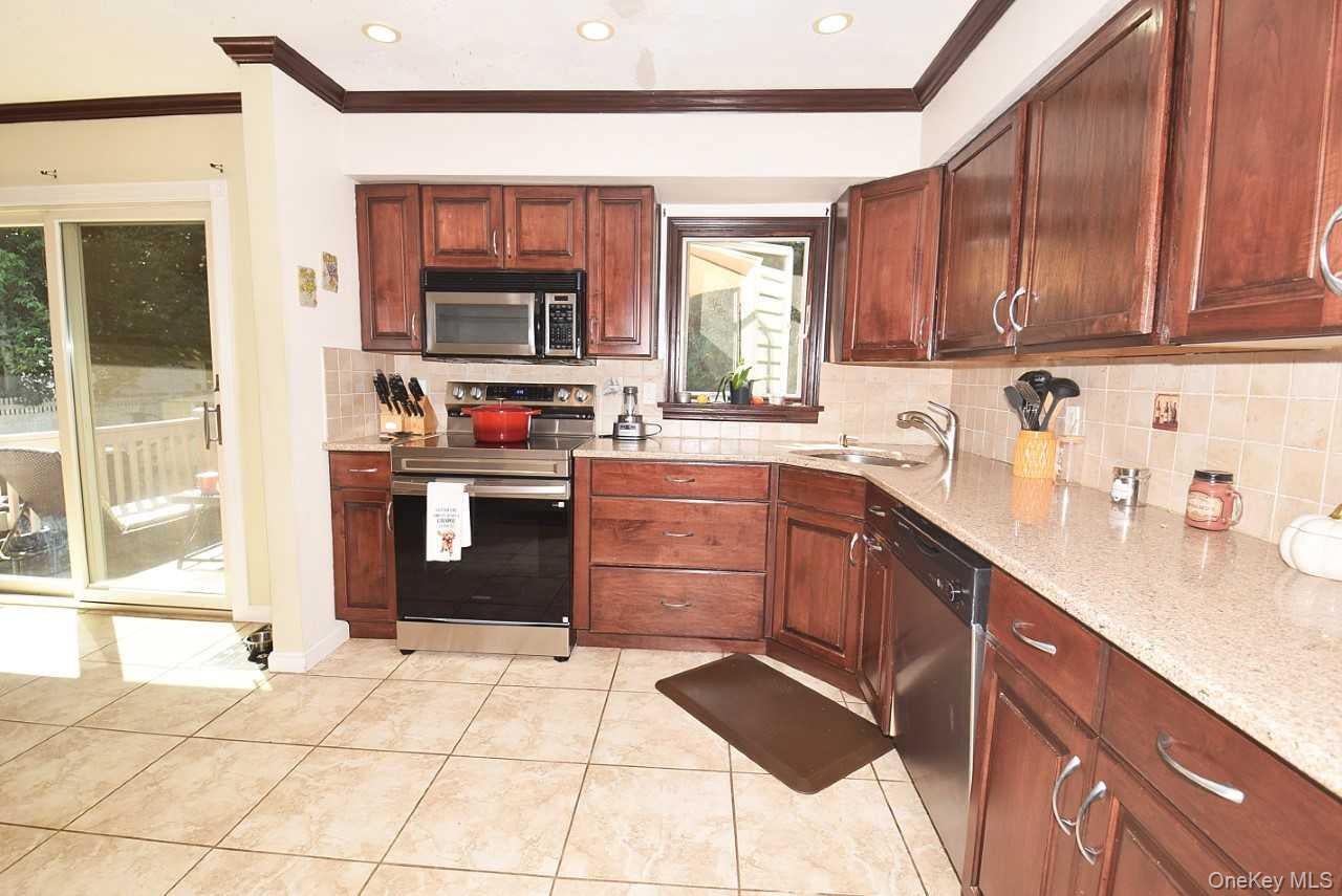 90 Cornell Dr, Smithtown, NY 11787 photo
