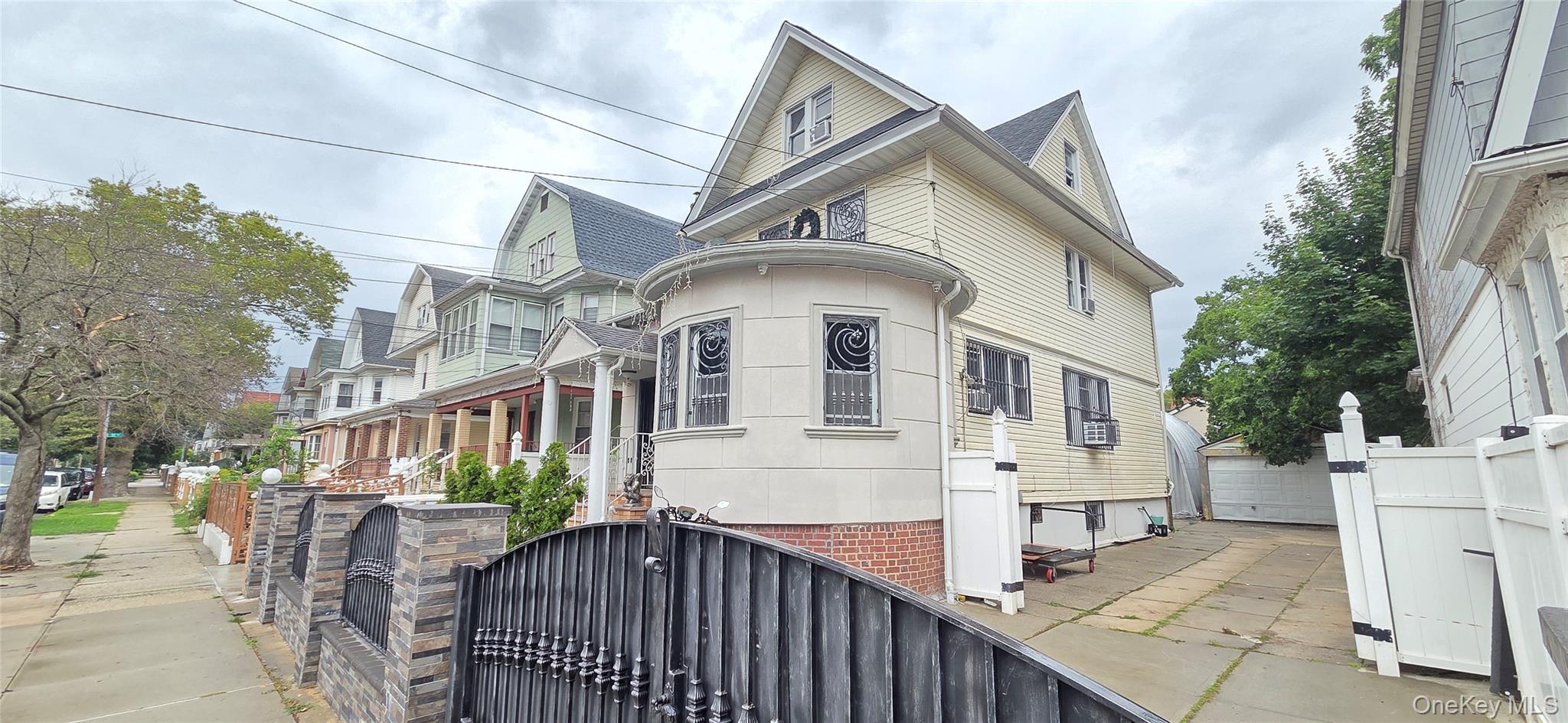 92 11 107th St, Richmond Hill, NY 11418