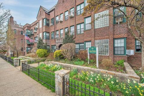 Stock Cooperative in Forest Hills NY 94-11 69th Avenue #102.jpg