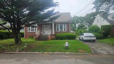 Single Family Residence in Albertson NY 37 Netz Place.jpg