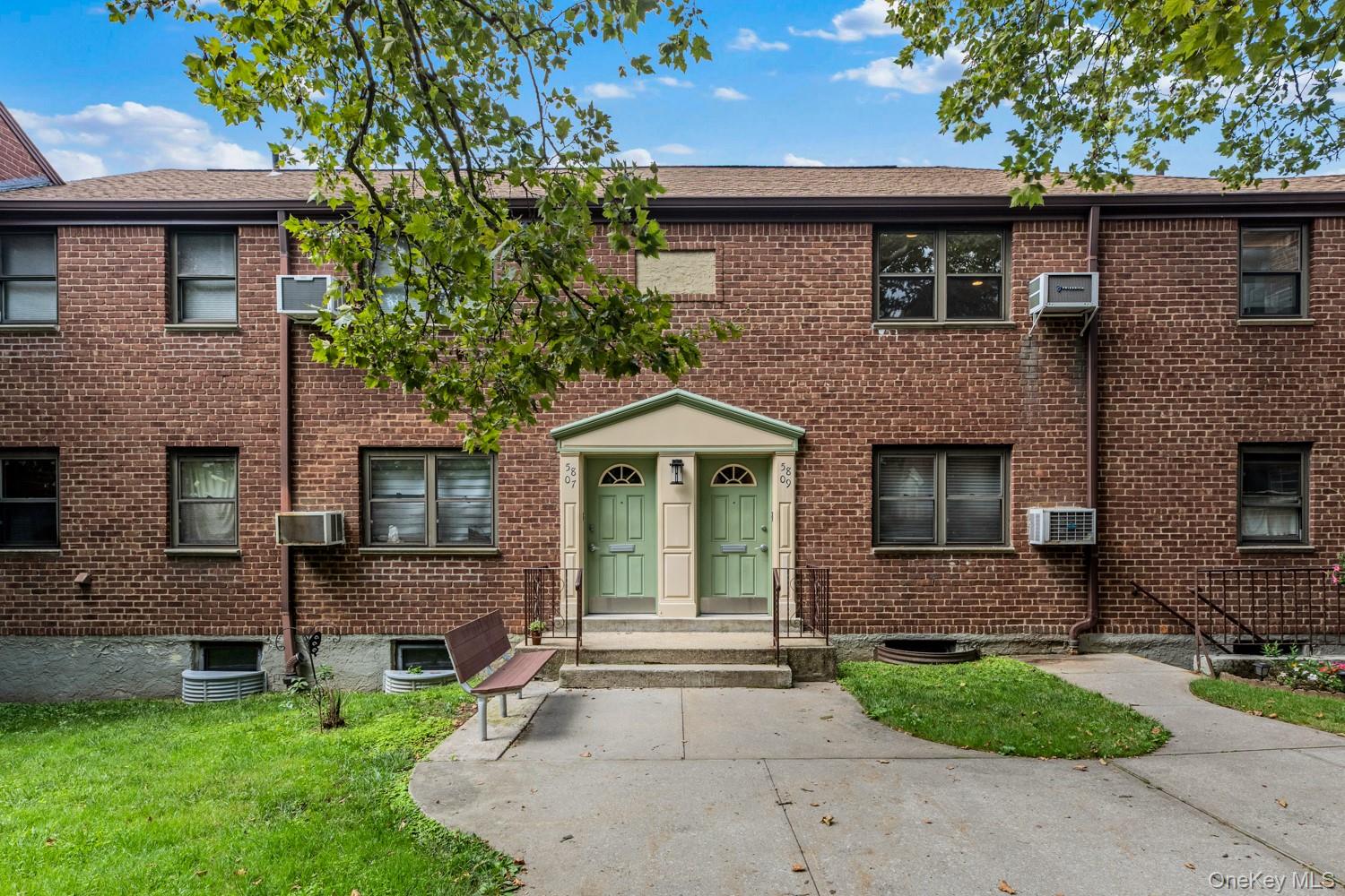 58 9 246th Cres, Douglaston, NY 11362