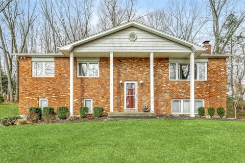 Single Family Residence in Airmont NY 3 Sonia Court.jpg