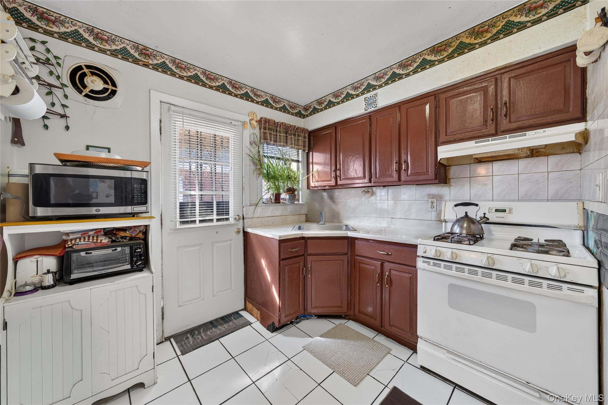 31 Circle Dr, Elmont, NY 11003 photo