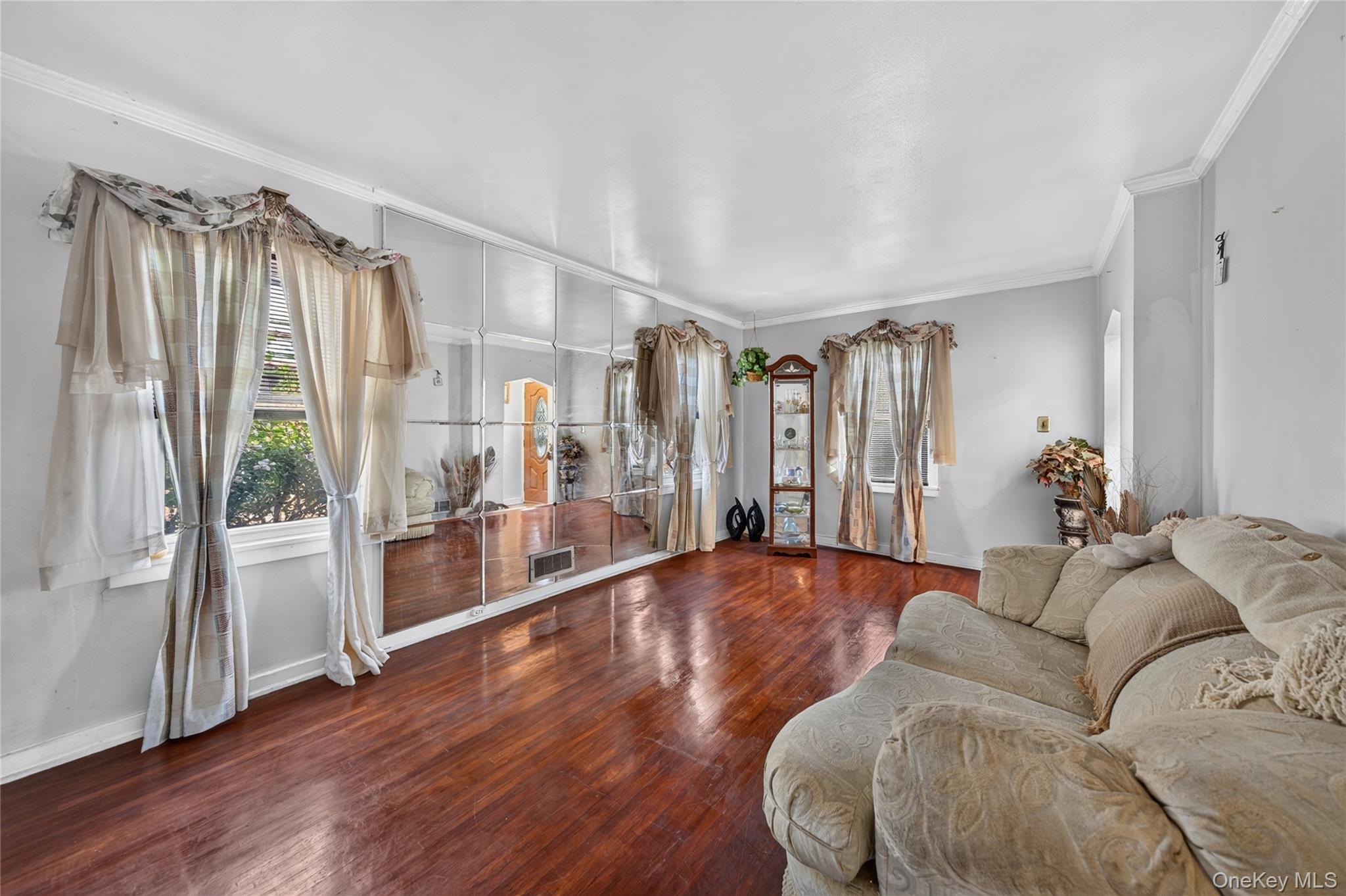 31 Circle Dr, Elmont, NY 11003 photo