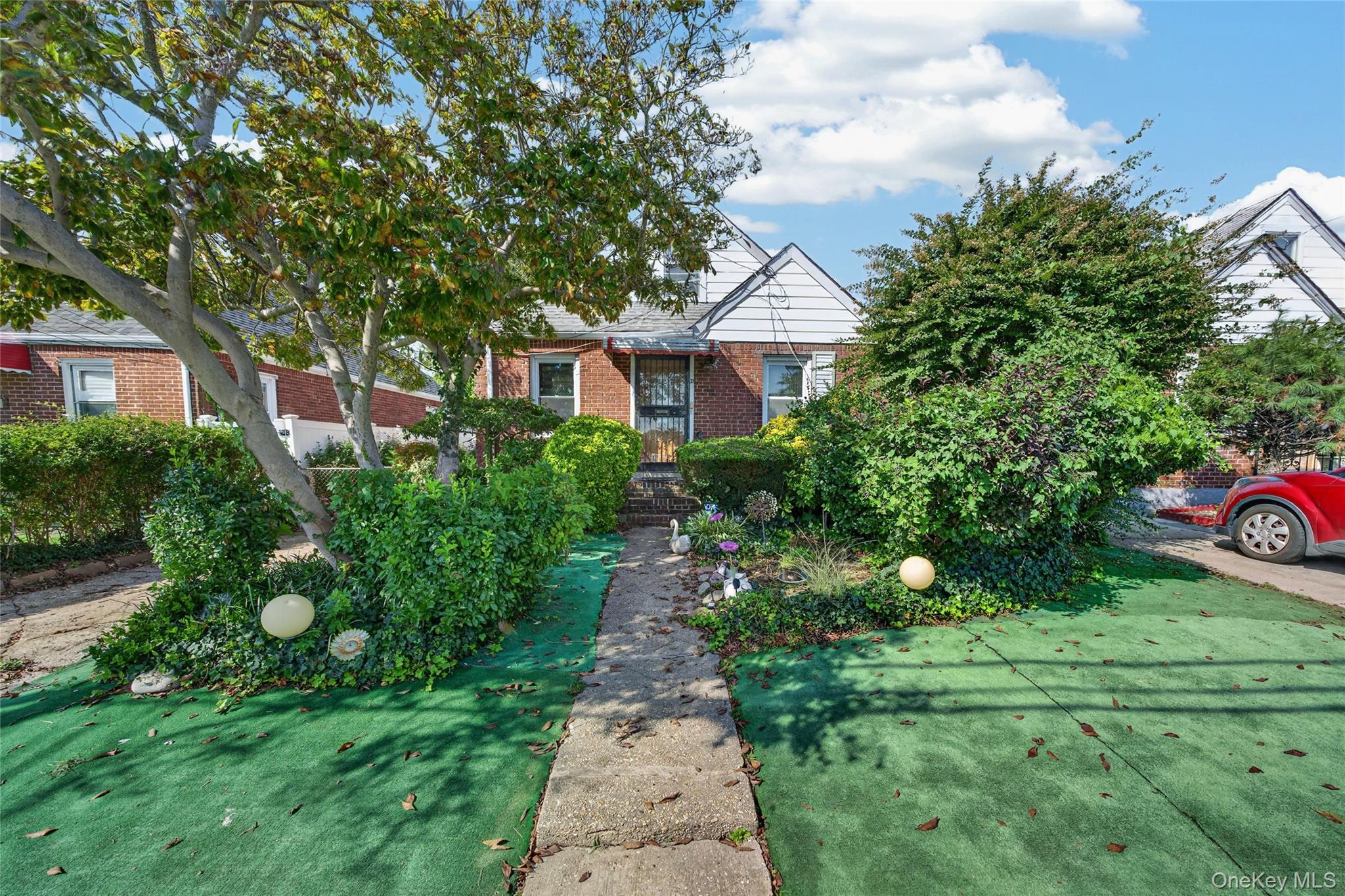 31 Circle Dr, Elmont, NY 11003
