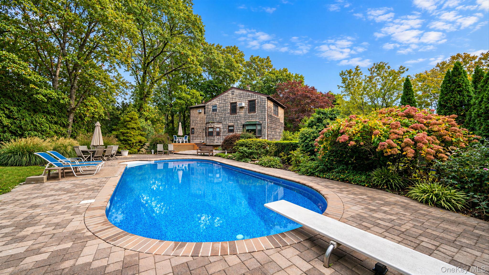 17 Gull Dip Rd, Ridge, NY 11961
