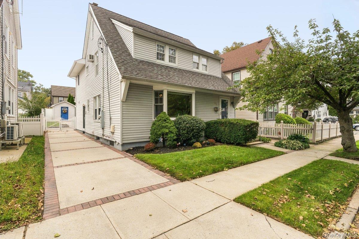 30 Astor Pl, Williston Park, NY 11596