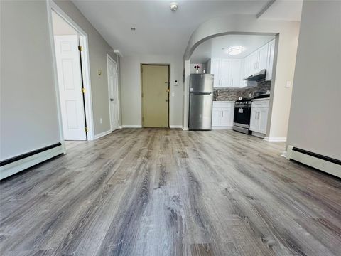 Condominium in Flushing NY 132-49 41 Road #2A.jpg