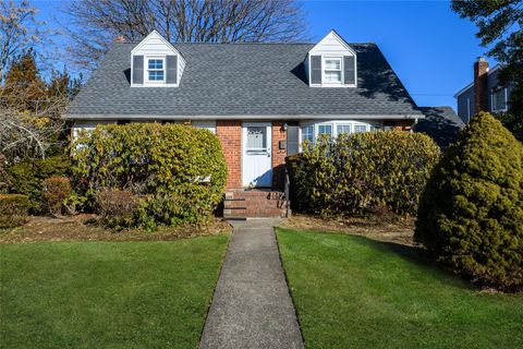 Single Family Residence in Albertson NY 14 Terrace Court.jpg