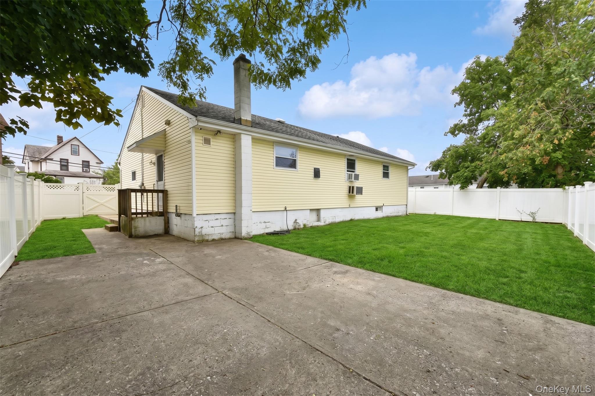 15 Center Ave, Bay Shore, NY 11706 photo