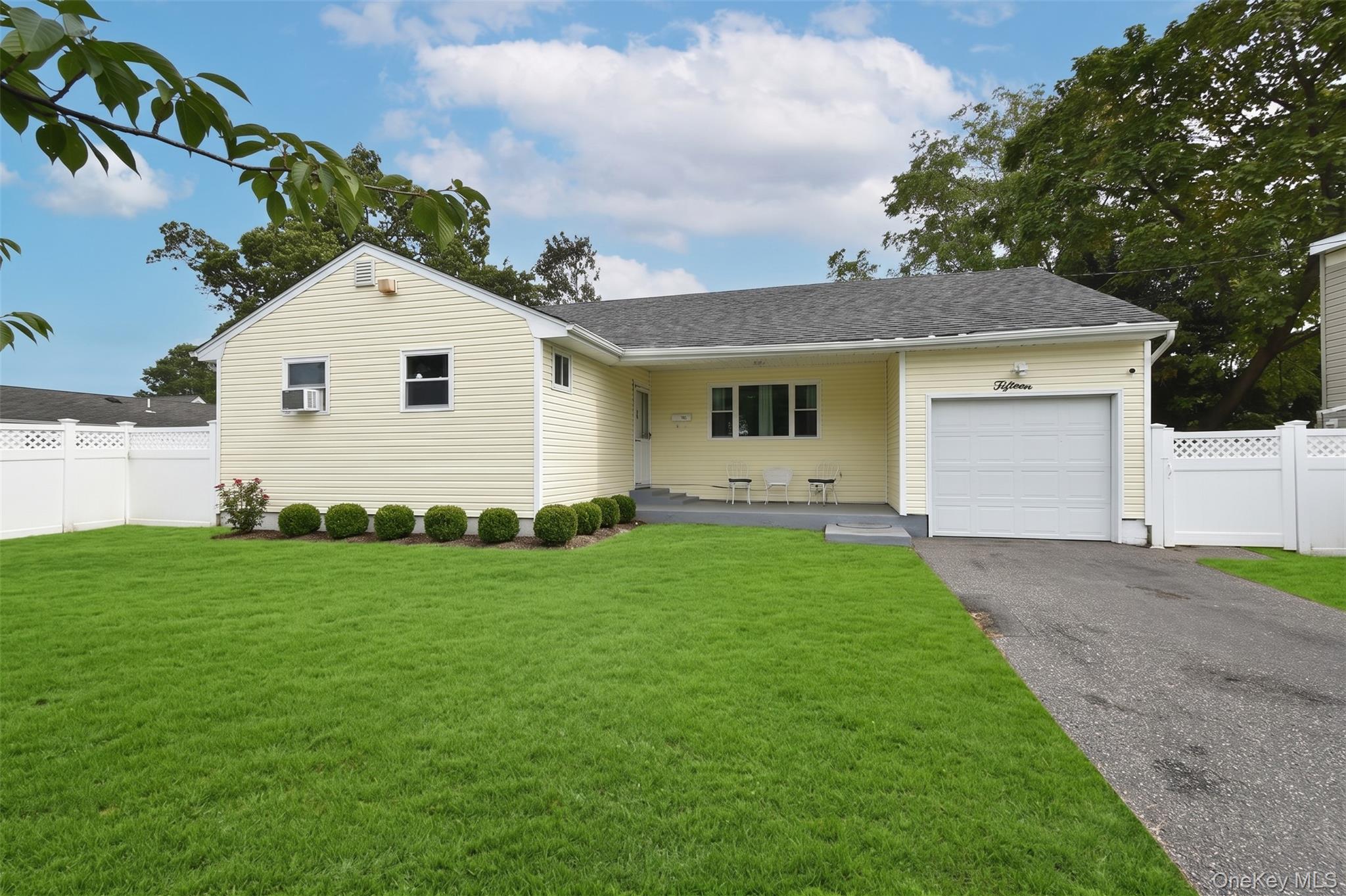 15 Center Ave, Bay Shore, NY 11706