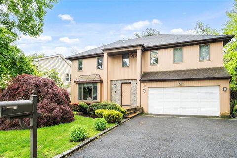 Single Family Residence in Albertson NY 29 Sunset Road.jpg