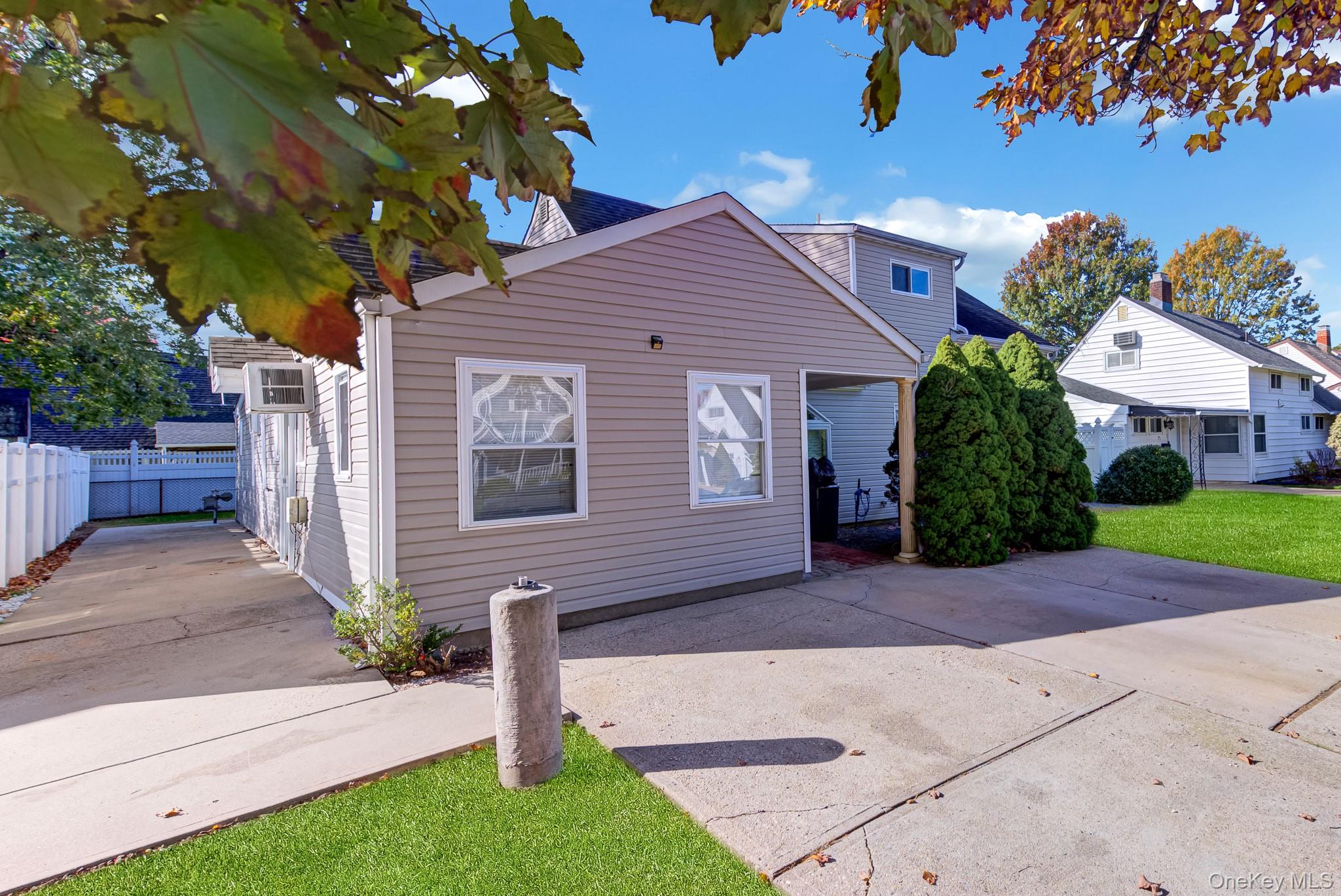 69 Wheelbarrow Ln, Wantagh, NY 11793 photo