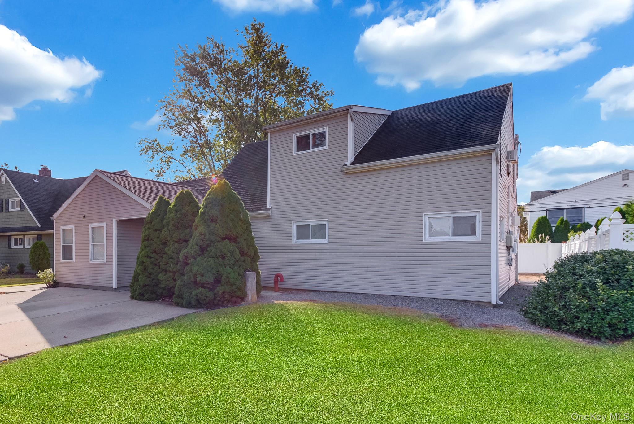 69 Wheelbarrow Ln, Wantagh, NY 11793 photo