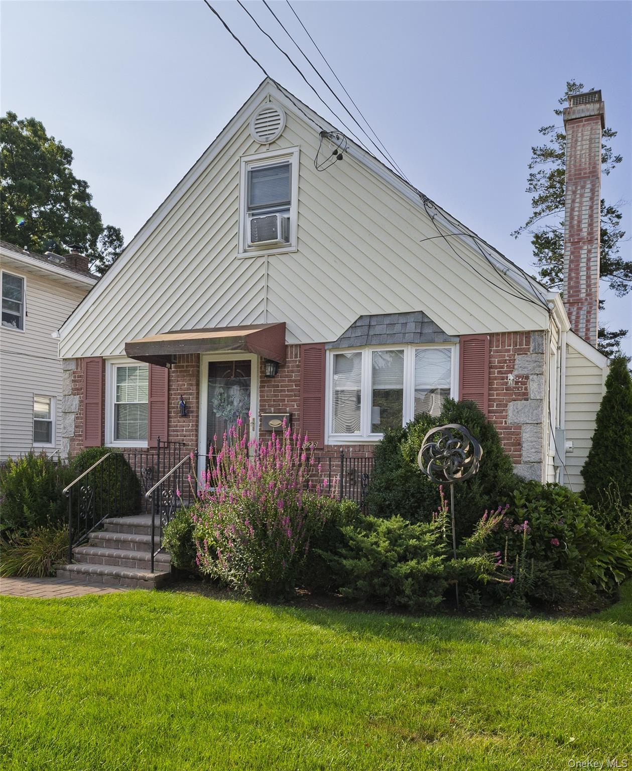 528 Stratford Rd, South Hempstead, NY 11550