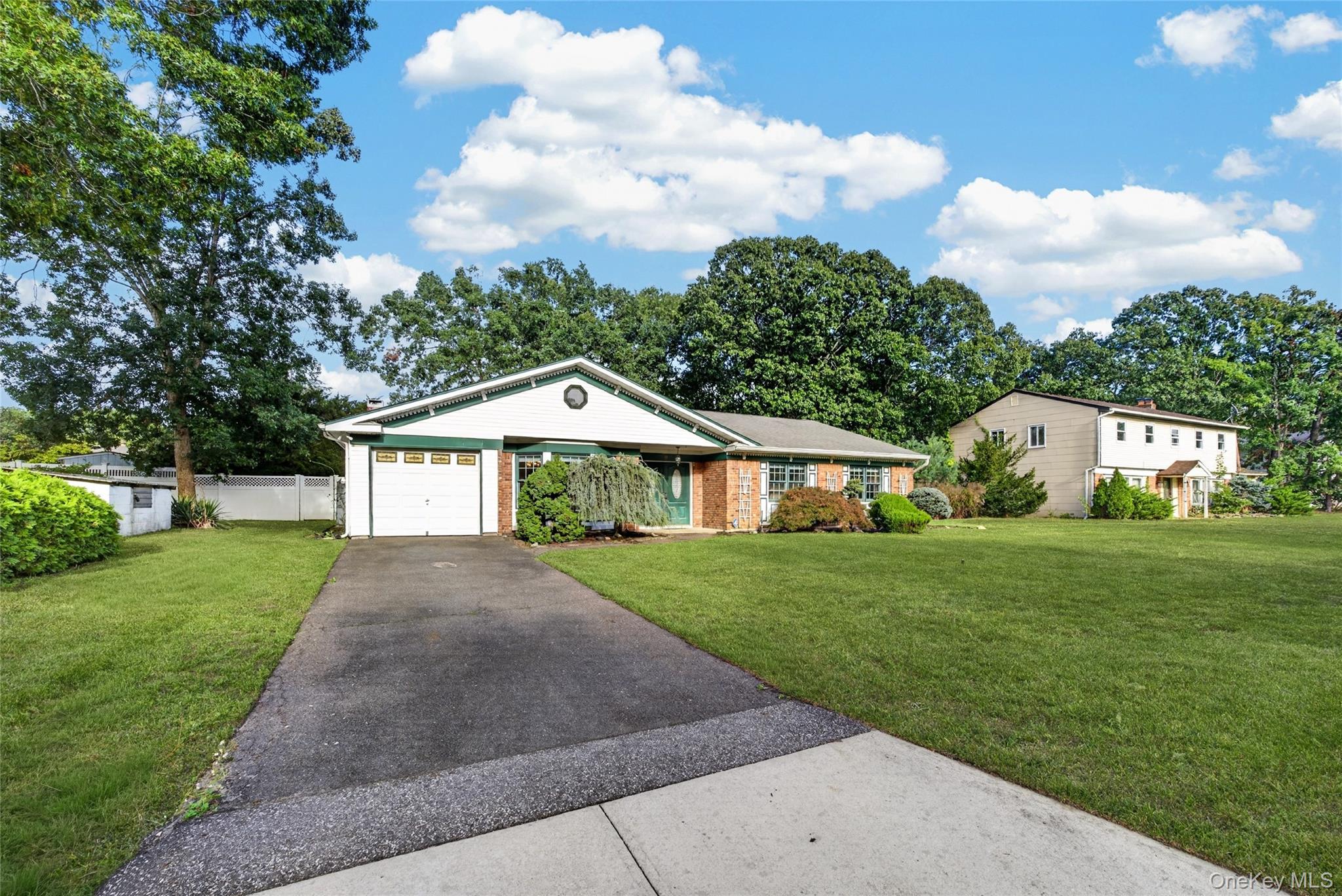 9 Groton Ln, Coram, NY 11727 photo