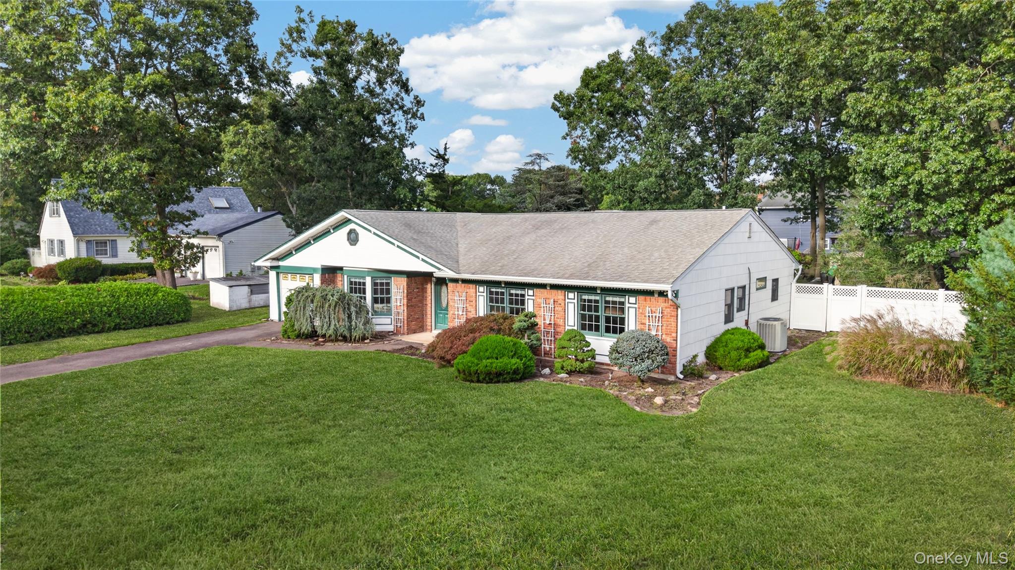 9 Groton Ln, Coram, NY 11727 photo