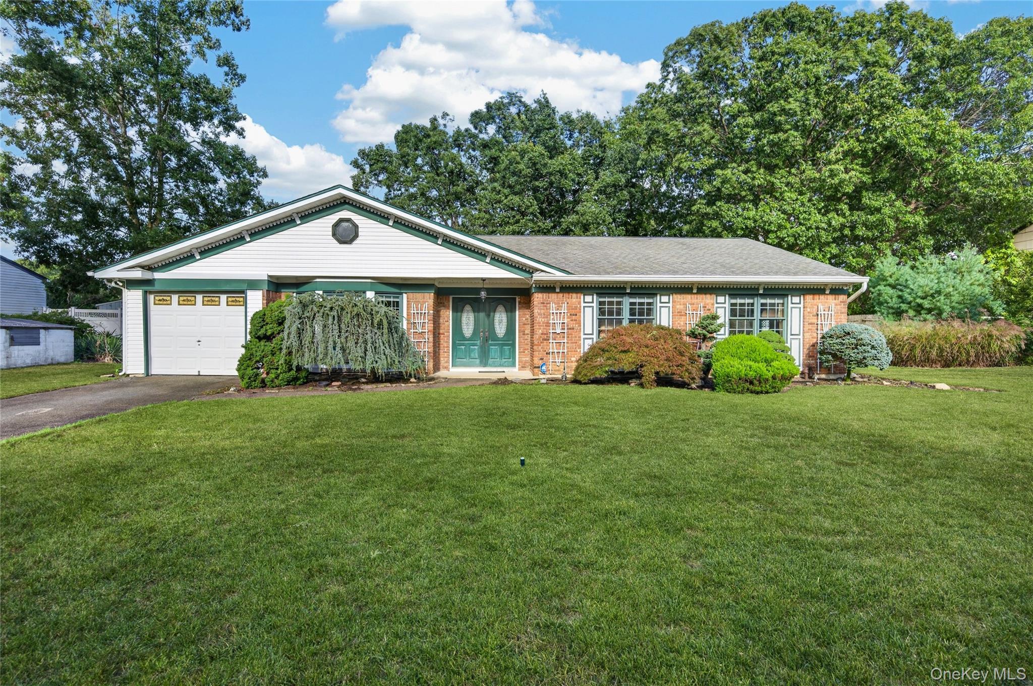 9 Groton Ln, Coram, NY 11727 photo