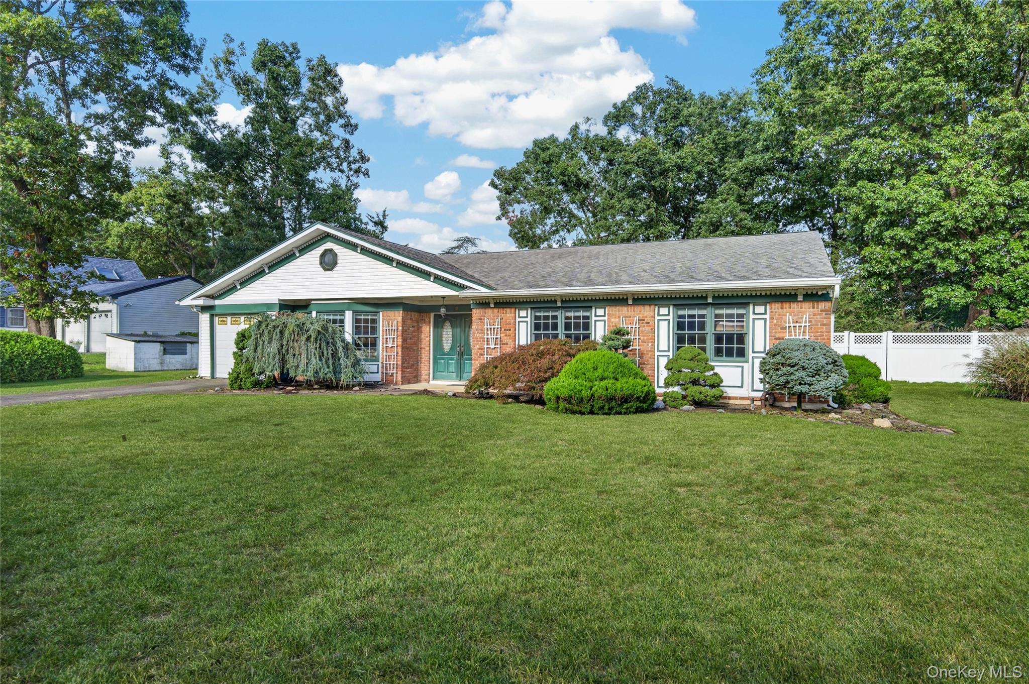 9 Groton Ln, Coram, NY 11727 photo