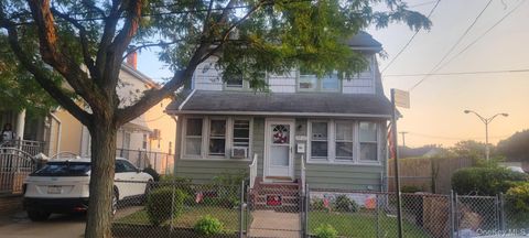 Single Family Residence in Springfield Gardens NY 139-22 182 Street.jpg