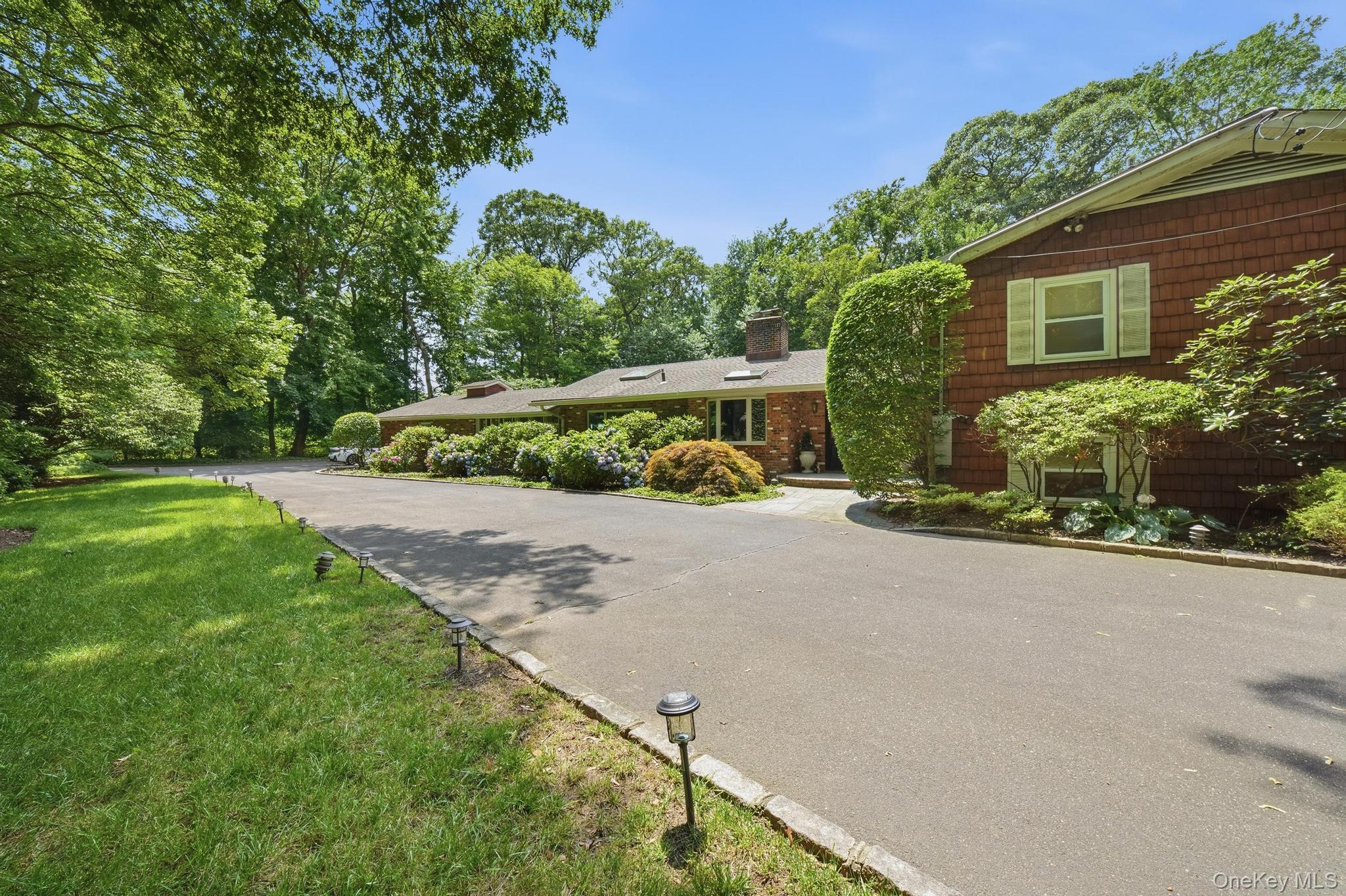 15 Tappentown Ln, Brookville, NY 11545