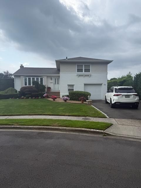 Single Family Residence in Plainview NY 10 Temme Court.jpg