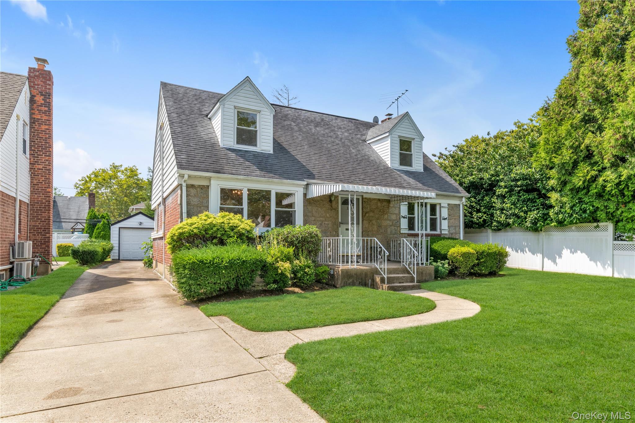 33 Michael Ln, New Hyde Park, NY 11040 photo