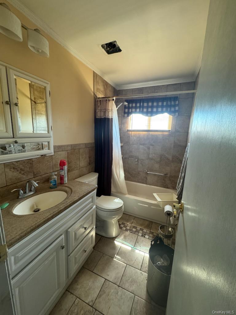 320 40th St, Copiague, NY 11726 photo