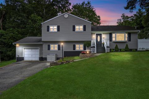Single Family Residence in Cortlandt Manor NY 824 Terrace Place.jpg