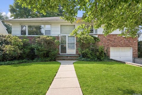 Single Family Residence in Albertson NY 46 Meldon Avenue.jpg
