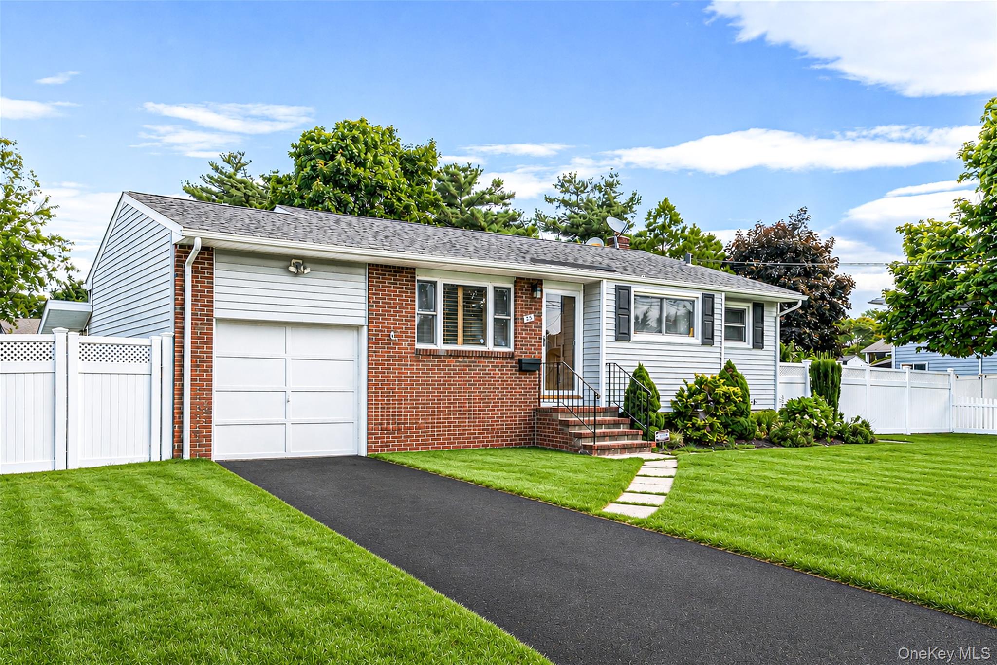 25 Merritt St, Lindenhurst, NY 11757