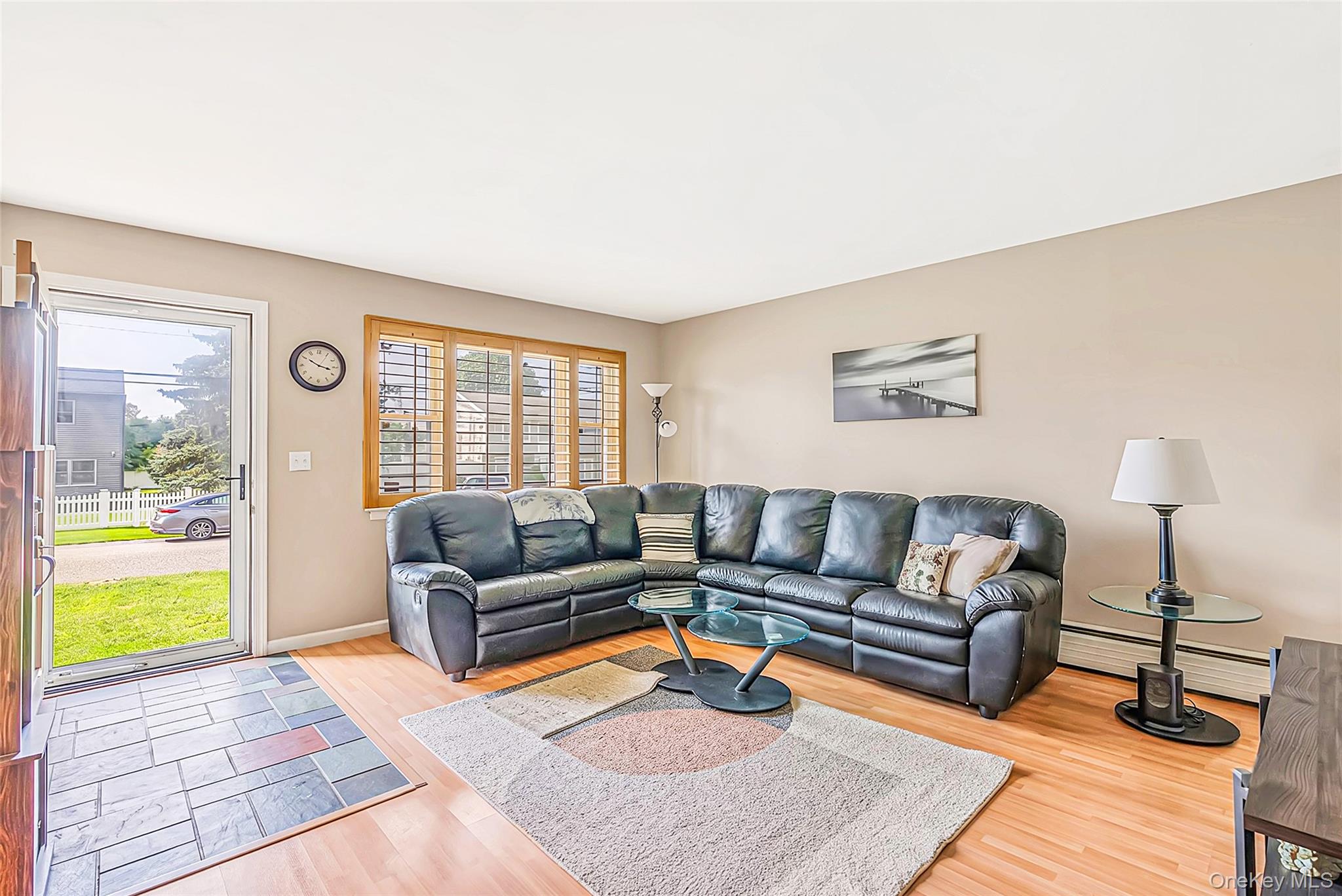 25 Merritt St, Lindenhurst, NY 11757 photo