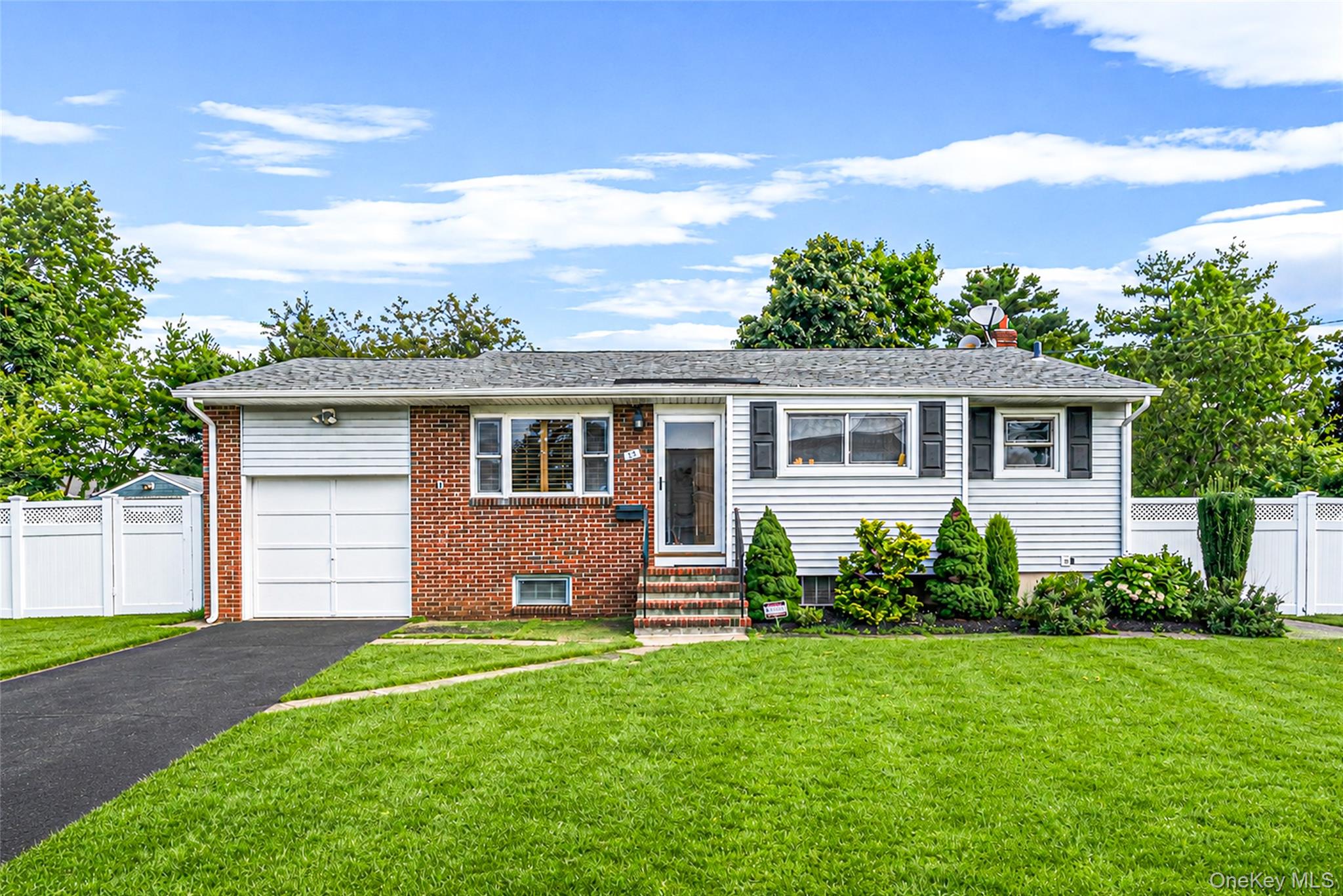 25 Merritt St, Lindenhurst, NY 11757 photo