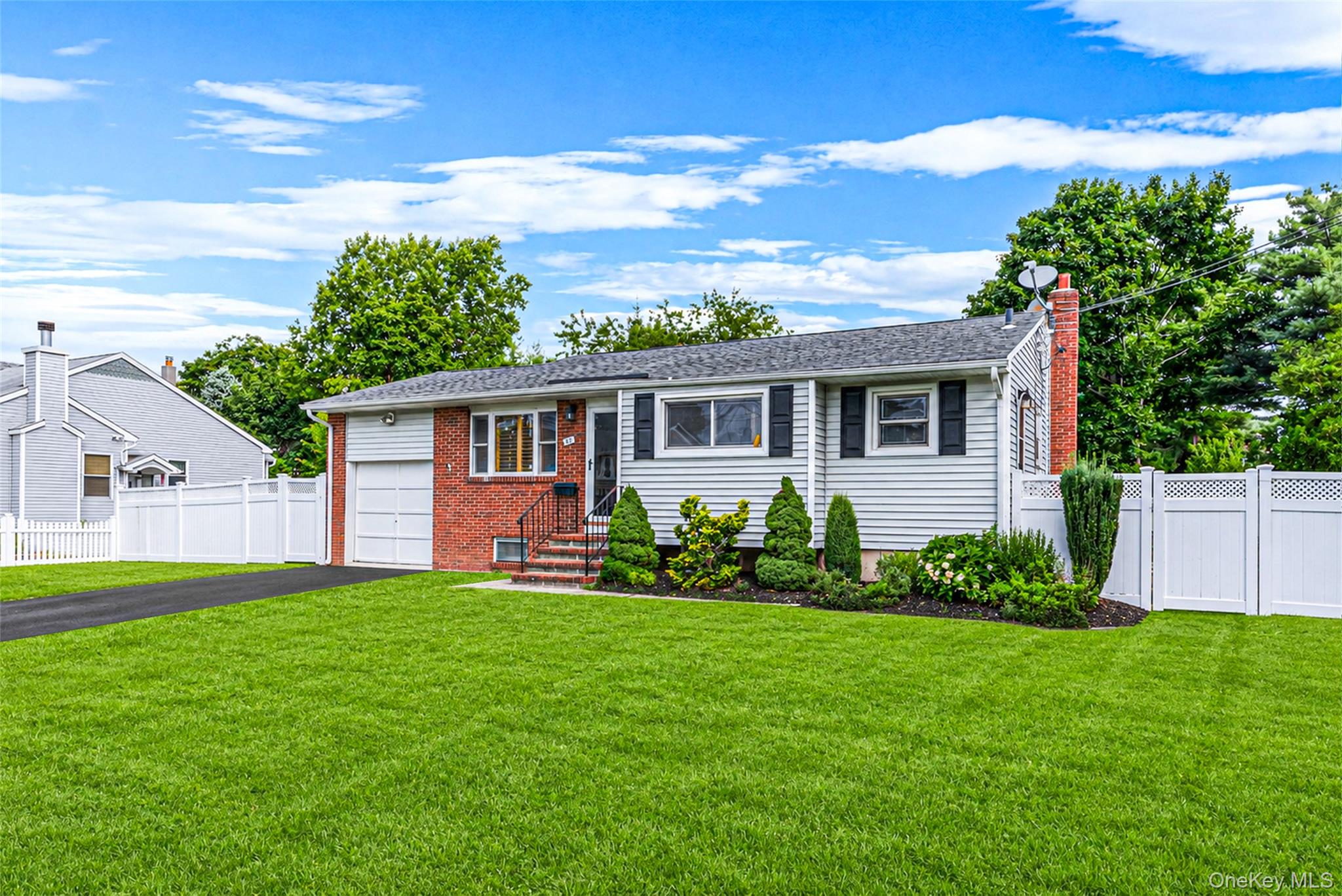 25 Merritt St, Lindenhurst, NY 11757 photo
