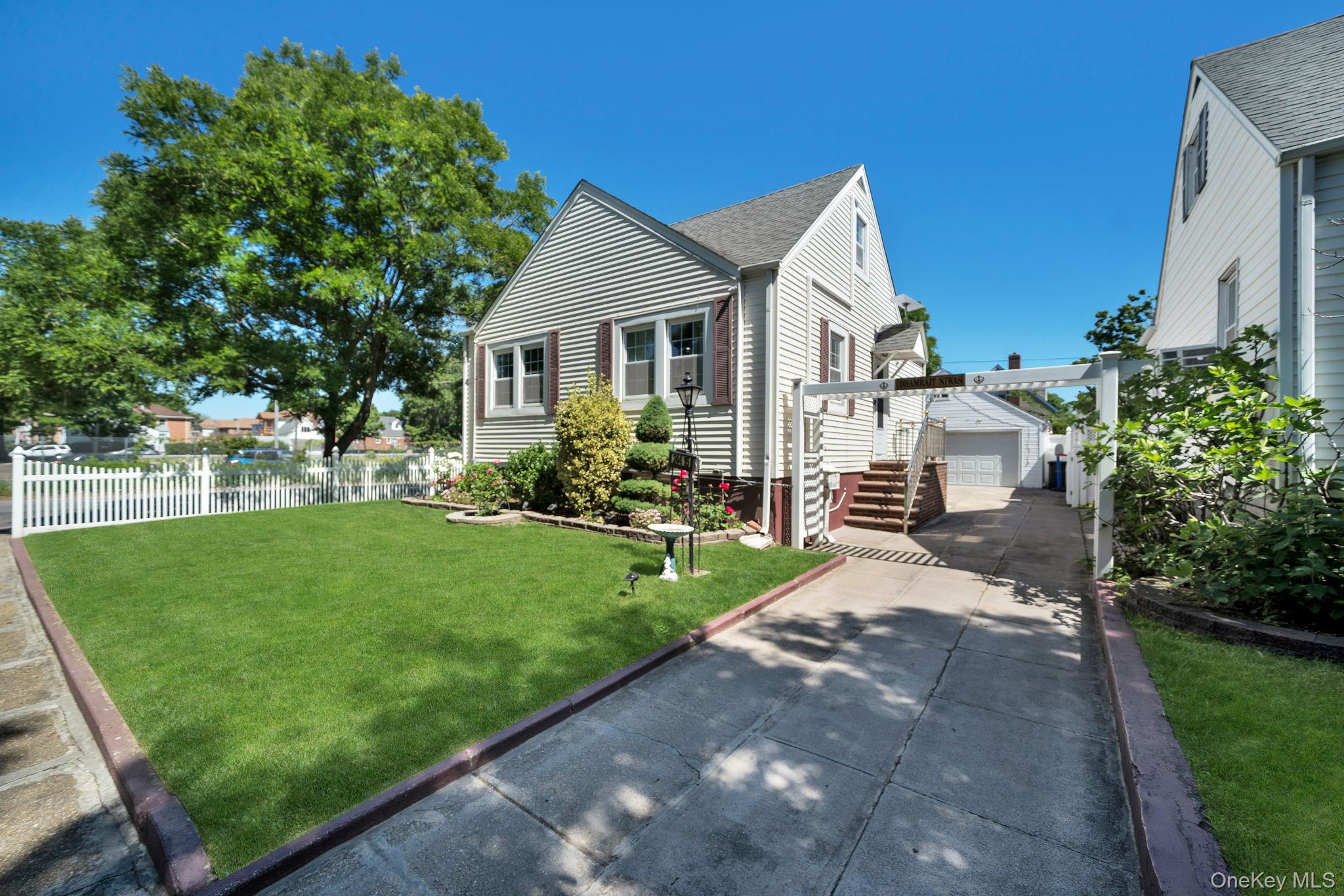 24415 85th Rd, Bellerose, NY 11426