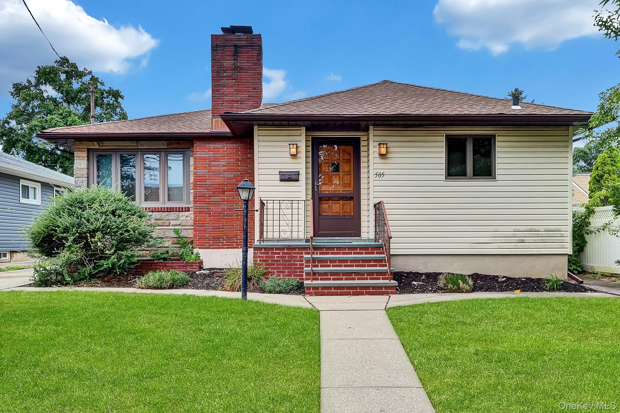 505 Leonard Blvd, New Hyde Park, NY 11040