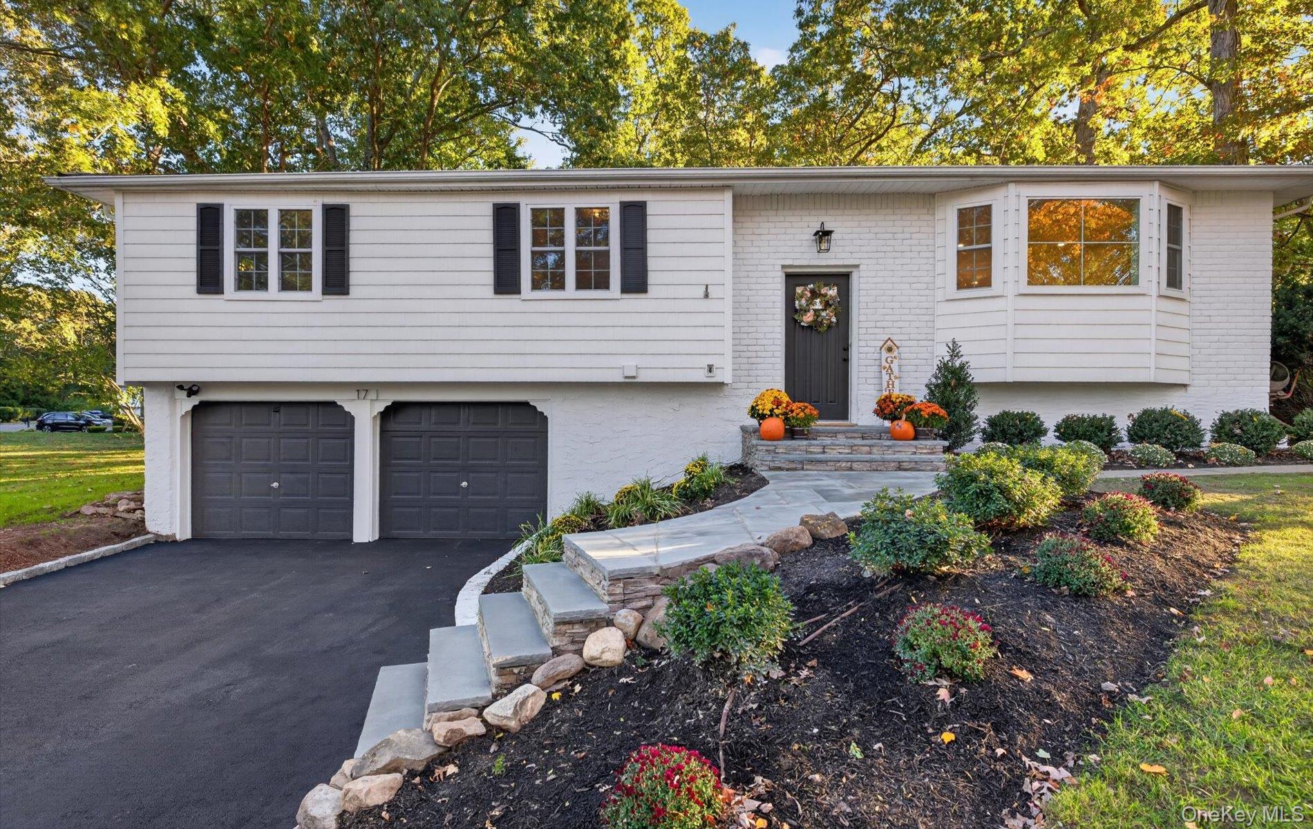 17 Peacock Ln, Commack, NY 11725