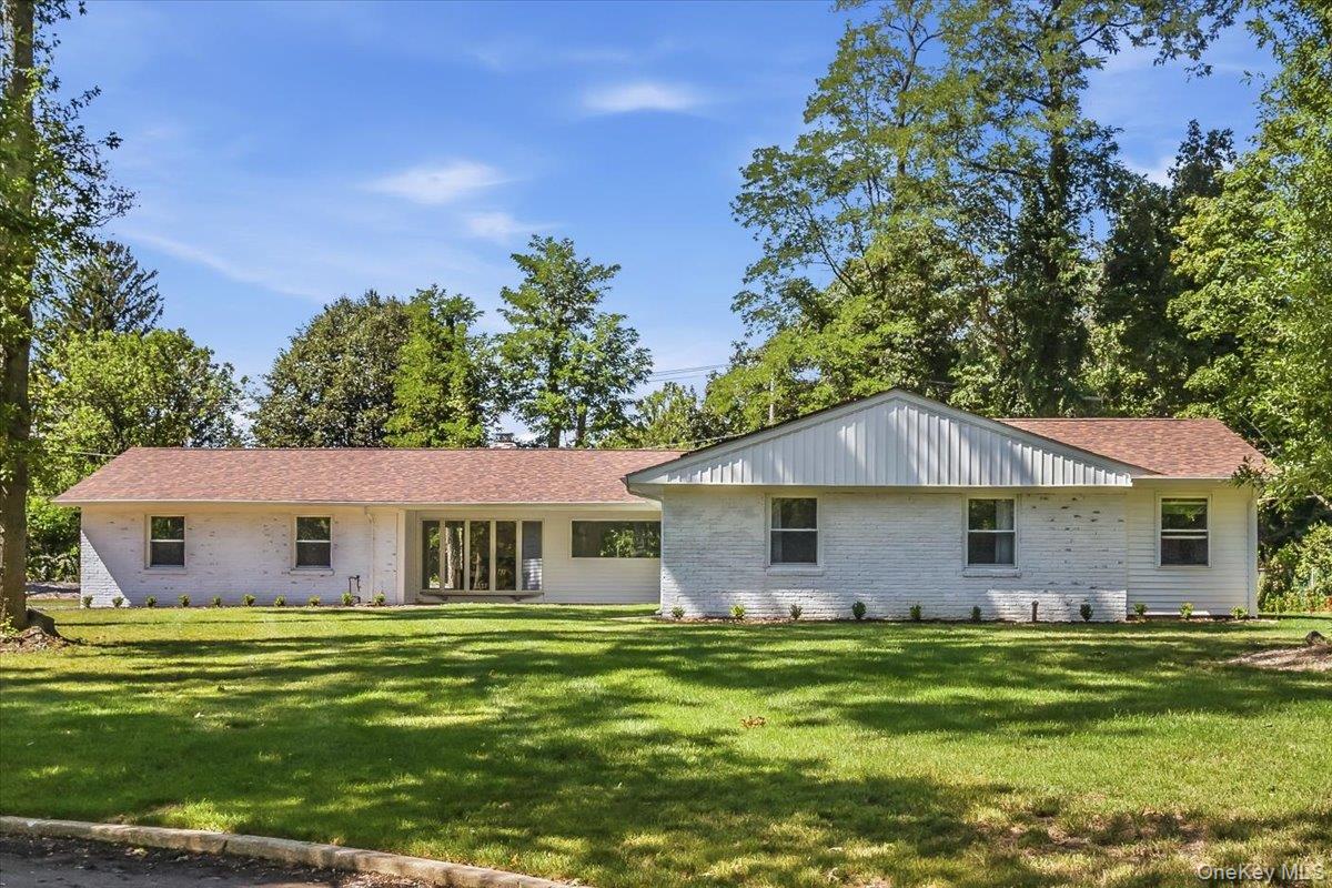 9 Empire Ct, Dix Hills, NY 11746