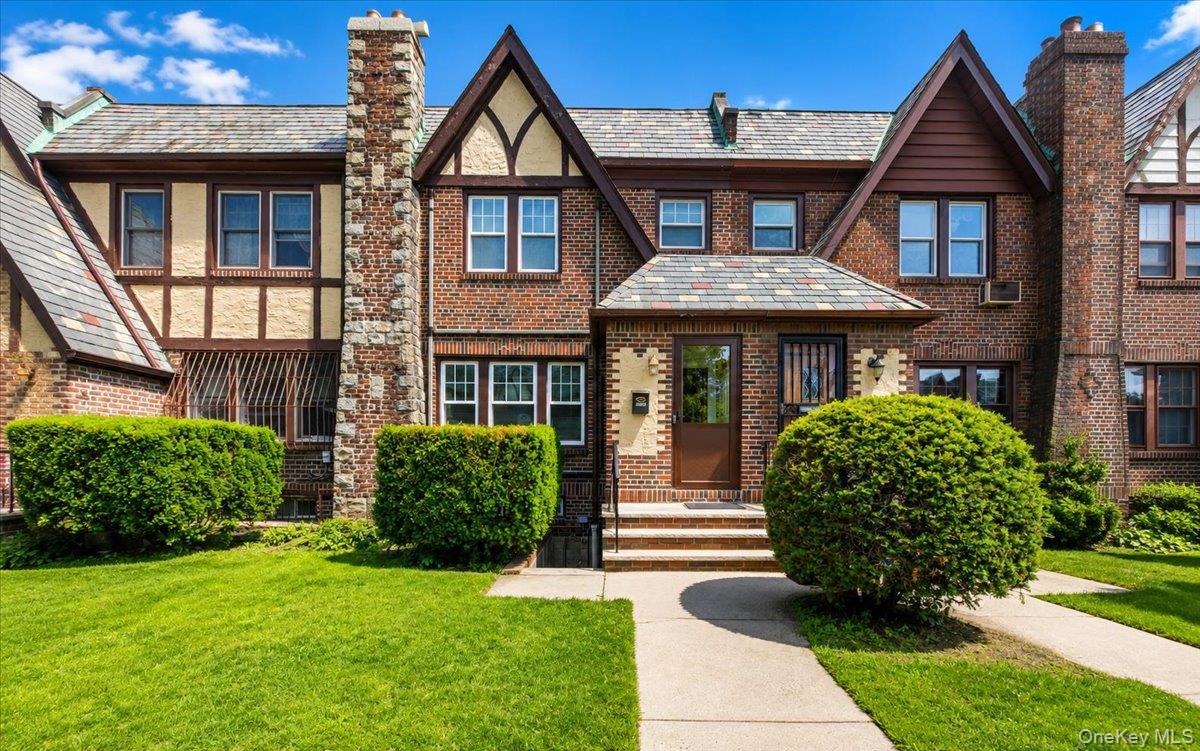85 26 67th Rd, Rego Park, NY 11374