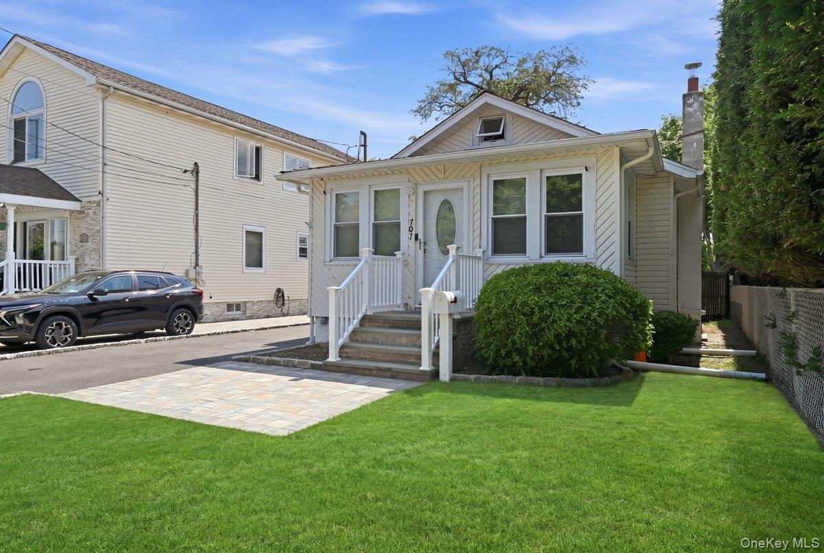 707 5th St, Lindenhurst, NY 11757 photo