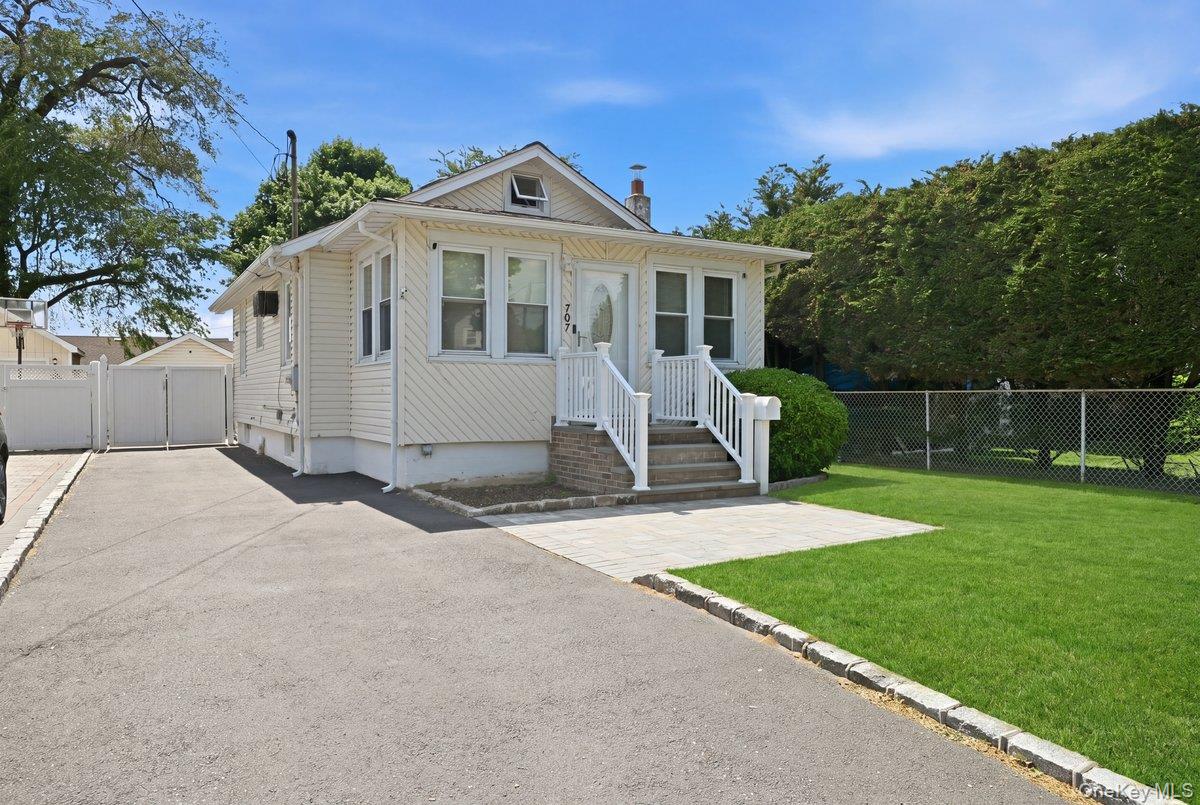 707 5th St, Lindenhurst, NY 11757 photo