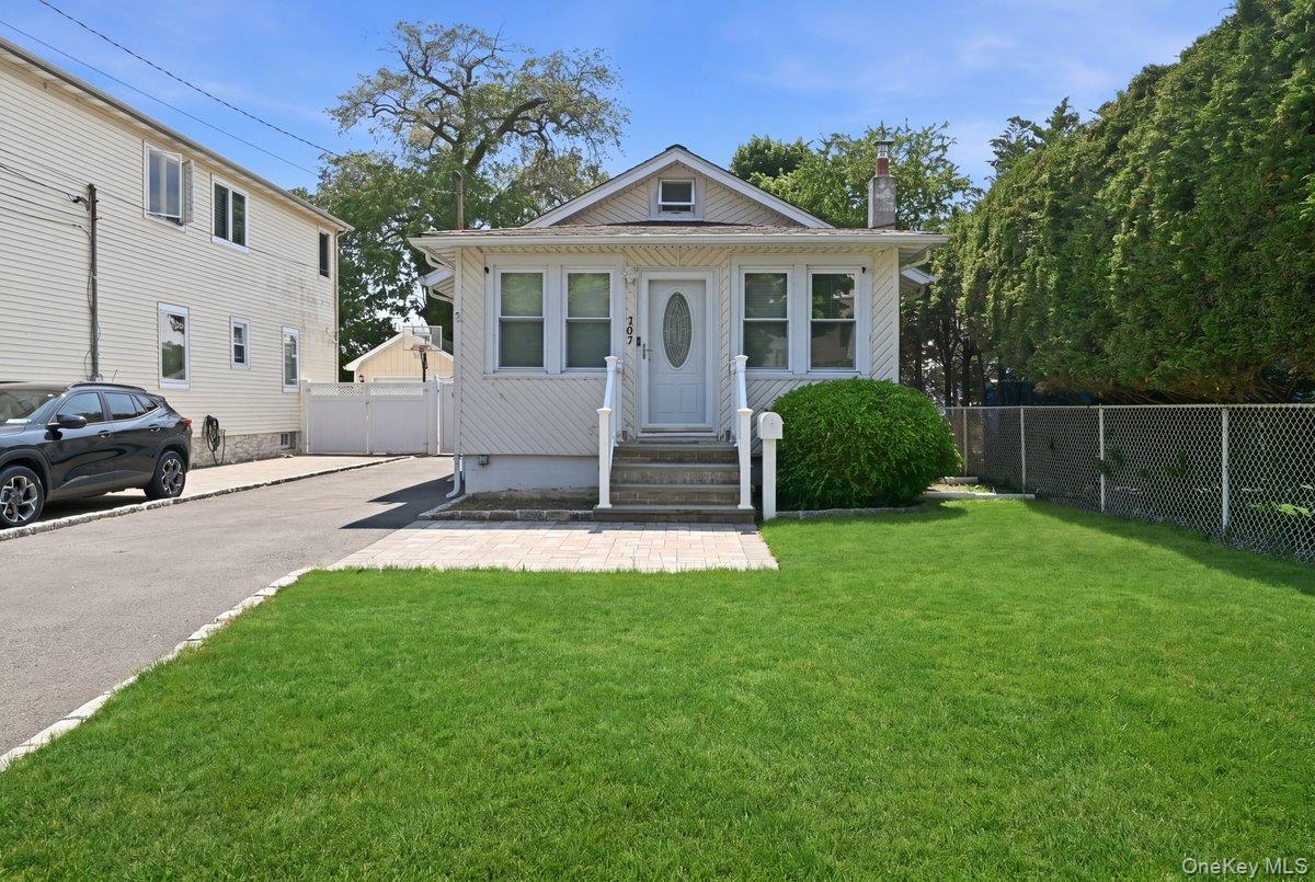 707 5th St, Lindenhurst, NY 11757 photo