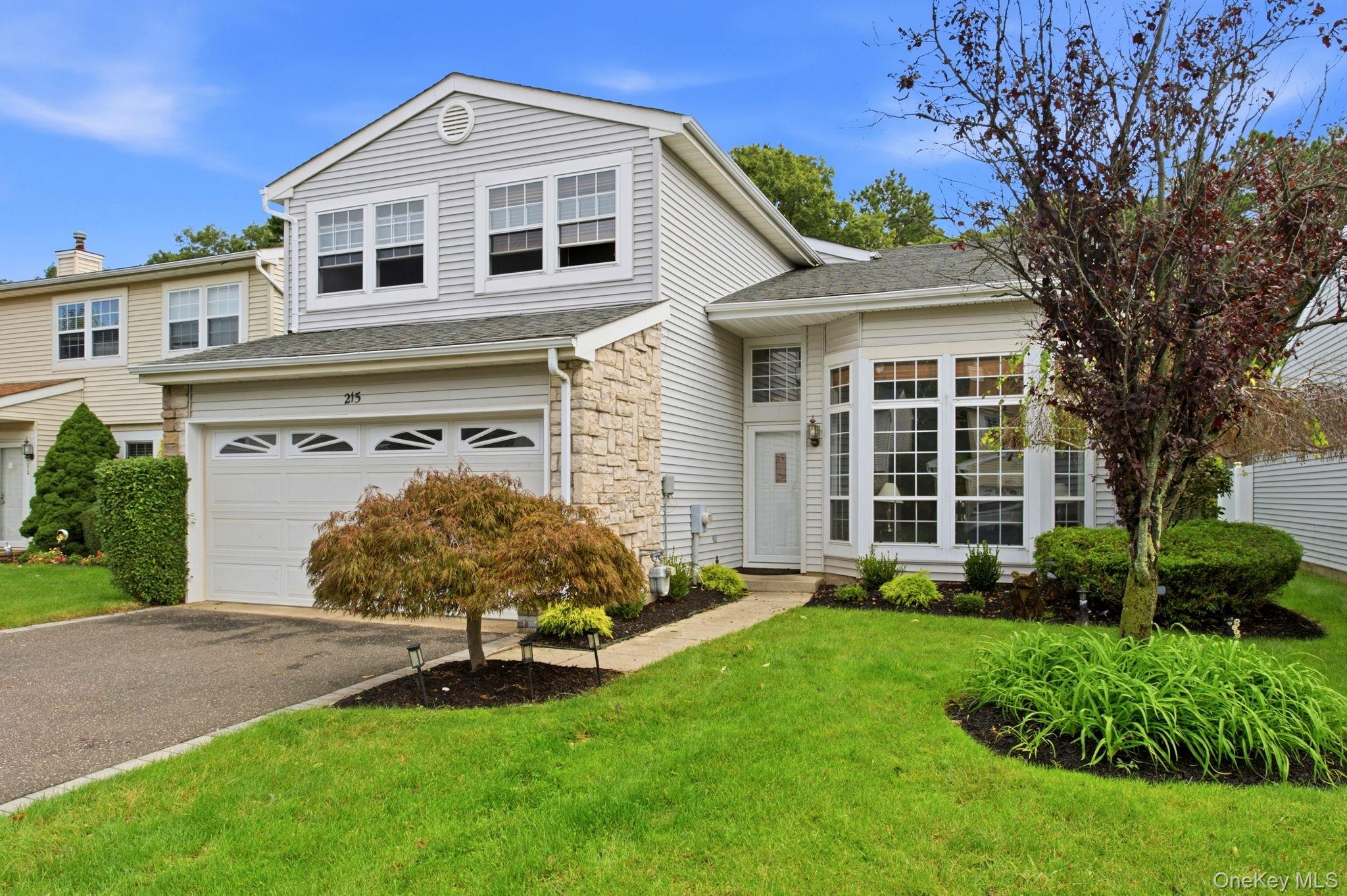 215 Fairfield Dr, Holbrook, NY 11741