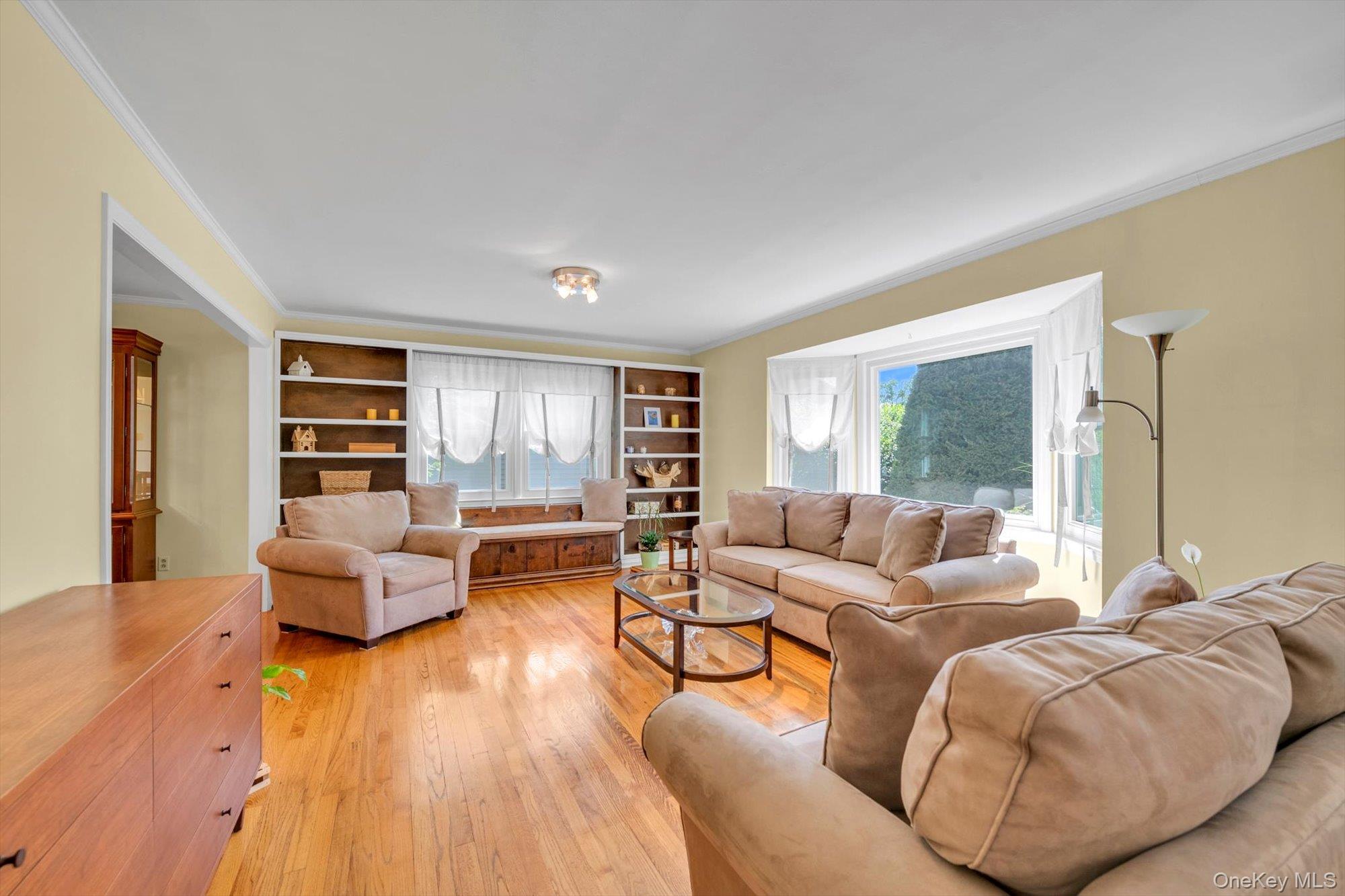 12 Compass Ct, Huntington, NY 11743 photo